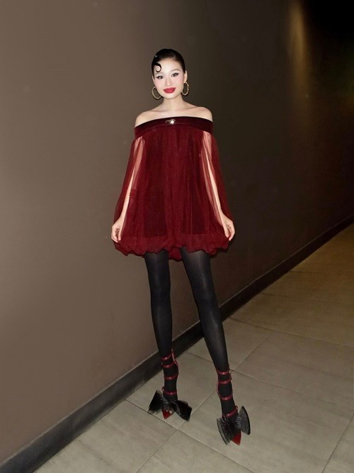 Tại các sự kiện, cô ưu tiên áo voan tay phồng, đầm có chi tiết bèo nhún hoặc lớp vải xếp chồng. Những đường cắt này tạo hiệu ứng thị giác, khiến ánh nhìn tập trung vào phần vai, tay áo hoặc chi tiết trang trí thay vì vòng hai.