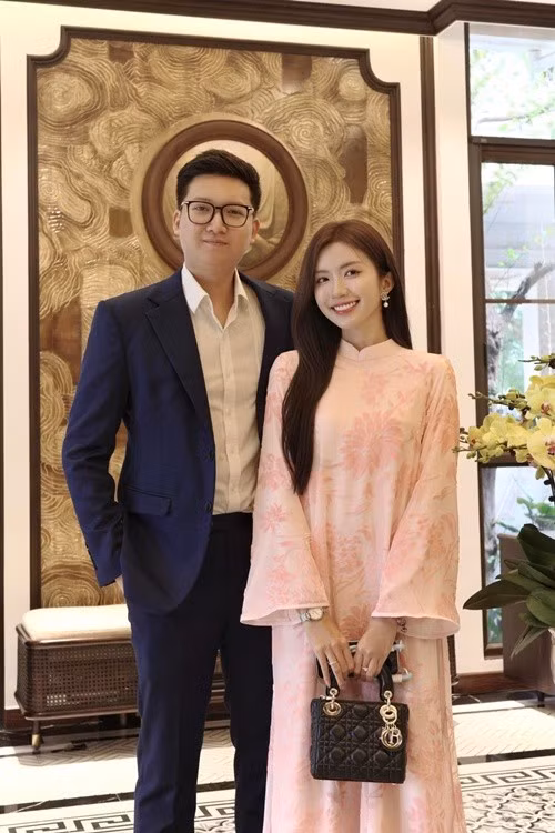 Duy Minh sinh năm 2000, kém Ngọc Huyền 1 tuổi, được nhận xét điển trai, phong độ. Nữ diễn viên phim Thương ngày nắng về chia sẻ trong đám cưới, cô và chồng yêu nhau 2 năm nhưng 7 tháng xa cách. Theo Ngọc Huyền, Duy Minh là chân lý cuộc đời cô. Ảnh: FB Ngọc Huyền.