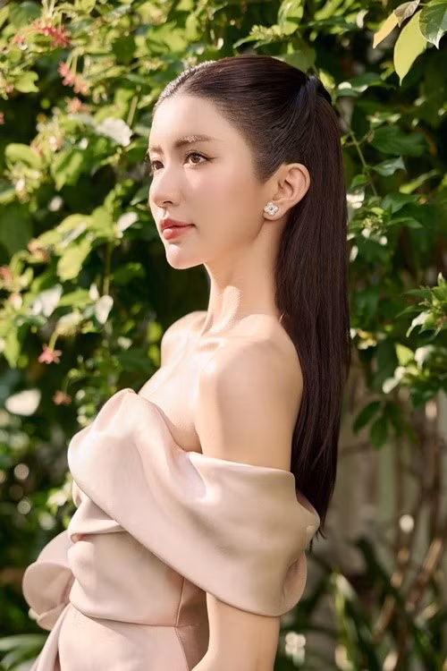 Vân Vân của Thương ngày nắng về để lộ vai trần quyến rũ. Ảnh: FB Ngọc Huyền.