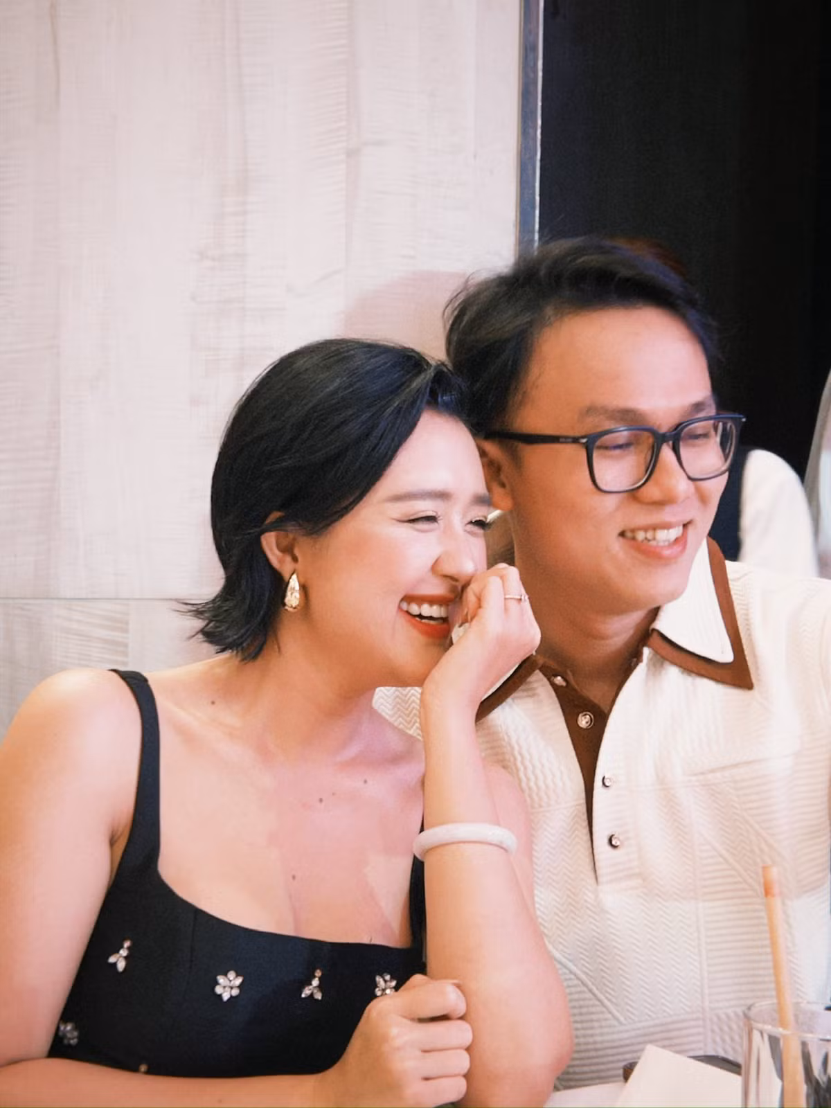 Quản Hân thường xuyên đăng ảnh bên nửa kia trước lễ dạm ngõ.