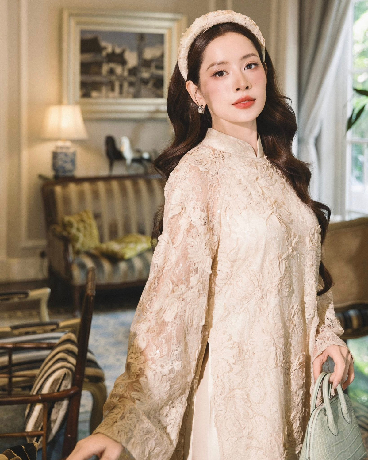 Người đẹp cho biết cô dự định diện áo dài trong suốt 10 ngày Tết như một cách lưu giữ nét đẹp truyền thống. Ảnh: FB Chi Pu.