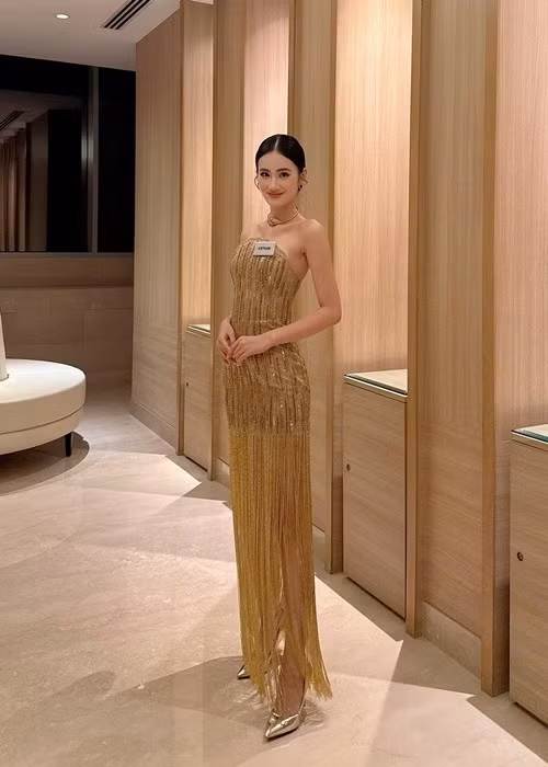 Nàng hậu khoe vóc dáng mảnh mai với váy cúp ngực, tà váy tua rua.