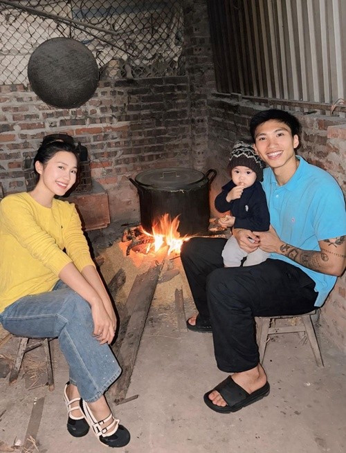 Trong khi đó, Đoàn Văn Hậu, dù bận rộn thi đấu, vẫn chủ động sắp xếp thời gian ở bên vợ con mỗi khi có thể. Những khoảnh khắc anh bế con, chơi đùa hay cùng vợ chăm sóc em bé mang lại cảm giác gần gũi, đời thường.