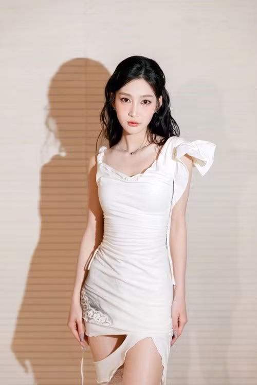 Theo Znews, Juky San từng vướng tin đồn hẹn hò diễn viên Song Luân. Đến khi chia tay, nữ ca sĩ mới lên tiếng xác nhận còn phía Song Luân không có bất kỳ phản hồi nào. Ảnh: FB Juky San.