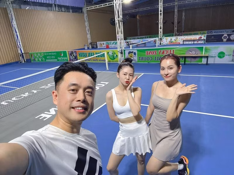 Ngọc Duyên cho biết kinh tế trong nhà do Dương Khắc Linh nắm giữ. “Chúng tôi theo dạng ai làm người nấy giữ, có vấn đề cần giải quyết cả hai sẽ kết hợp với nhau. Tôi không biết anh ấy có bao nhiêu tiền, tiền tôi làm thì anh ấy biết”, nữ ca sĩ chia sẻ trên Thương Hiệu Pháp Luật. Ảnh: FB Lưu Ngọc Duyên.