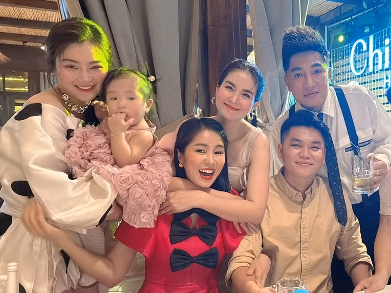 Thanh Trúc - Châu Khải Phong tổ chức tiệc thôi nôi cho con gái chung, mời nhiều bạn bè trong showbiz như vợ chồng Lê Phương, vợ chồng Vân Trang, Kha Ly. Ảnh: FB Lê Phương.