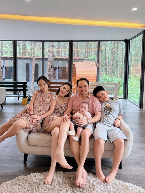 Trang Nhung tiết lộ, năm 2025, cặp đôi dự định sang Pháp thực hiện bộ ảnh kỷ niệm 10 năm kết hôn. Tuy nhiên, vợ chồng nữ diễn viên gác lại kế hoạch vì con út. Ảnh: FB Trang Nhung.