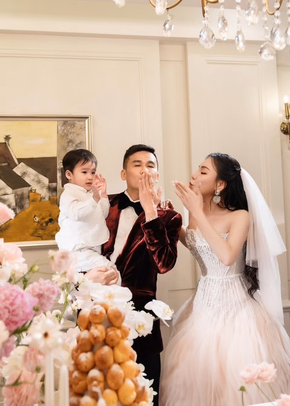 Quý tử nhà Hồ Quỳnh Hương năm nay 2 tuổi, kháu khỉnh, là bản sao nhí của bố. Ảnh: FB Hồ Quỳnh Hương.