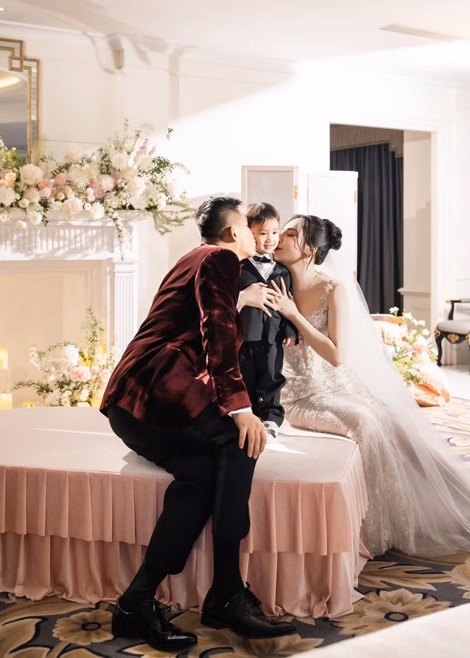 Trong đám cưới, bé Táo - con trai của Hồ Quỳnh Hương và Hoàng Công Thành lộ diện. Ảnh: FB Hồ Quỳnh Hương.