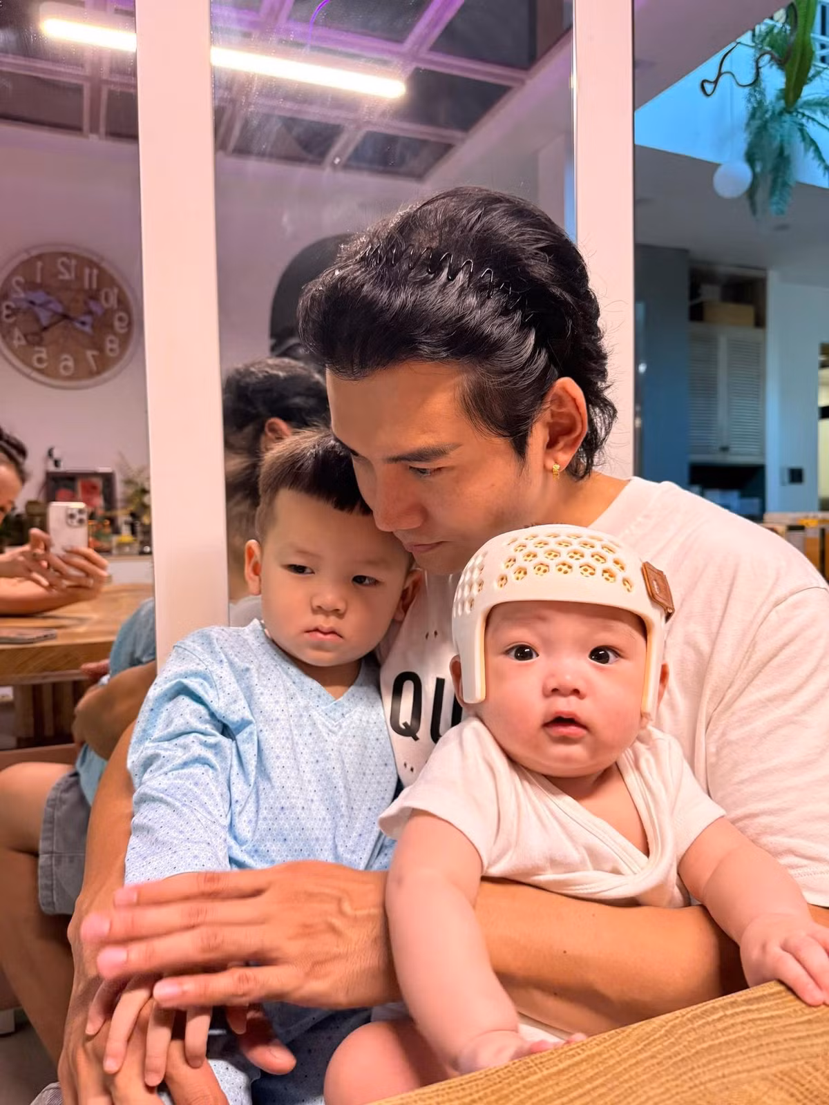 Lý Bình khéo léo chăm sóc các con nhỏ. Ảnh: FB Lý Bình.