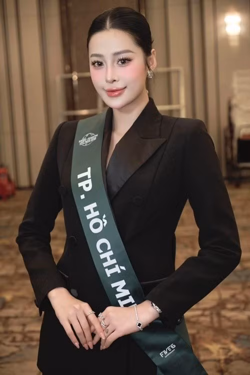 Dương Thị Hồng Vy cao 1m72 m, có số đo ba vòng 85-60-94 cm. Cô vào top 5 Người đẹp thể thao ở Hoa hậu Trái đất Việt Nam 2025. Năm 2023, cô vào top 20 Hoa hậu Hòa bình Việt Nam. Ảnh: FB Hồng Vy.