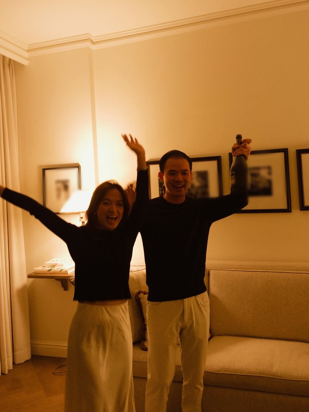 Chia sẻ với Tiền Phong, nữ ca sĩ mô tả bạn trai là người chu đáo, chín chắn. “Khi đi với bạn ấy là mình tắt não luôn, không cần phải lo cái gì hết. Cảm giác như đây là một chỗ dựa về mọi mặt rất vững chắc để mình muốn làm gì thì làm, thoải mái là chính mình”, cô nói.