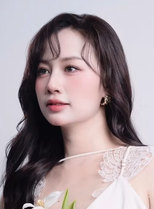 Sau một thời gian im hơi lặng tiếng để ổn định lại cuộc sống, Hà Thúy Anh vừa xác nhận việc cô và nhà sản xuất Tuấn Mario đã chia tay. Nữ ca sĩ cho biết quyết định này đã được cả hai đưa ra từ trước, hiện tại mỗi người đều có không gian riêng. Ảnh: FB Hà Thúy Anh.