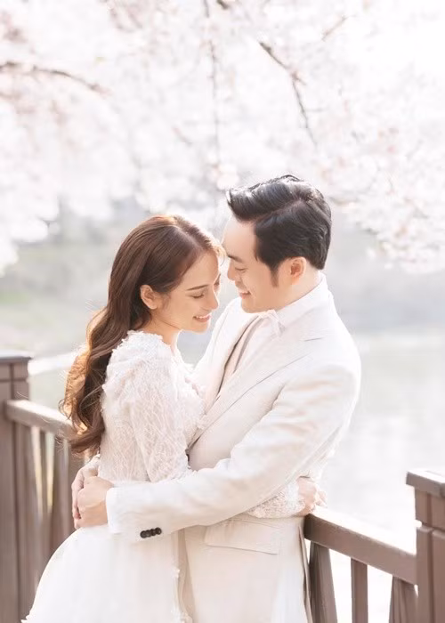 “Mỗi sáng thức dậy, tôi thường quay sang nhìn vợ đầu tiên, thấy rất yêu và hài lòng, có thể nhìn hoài không chán. Thật ra, vẻ đẹp có liên kết chặt chẽ với cảm xúc. Nếu sống cùng người thường xuyên gây gổ, cô ấy có đẹp mấy bạn nhìn cũng chán ngán. Nhờ hôn nhân hạnh phúc, tôi vẫn yêu vợ như thời mới quen”, Dương Khắc Linh nói. Ảnh: FB Lưu Ngọc Duyên.