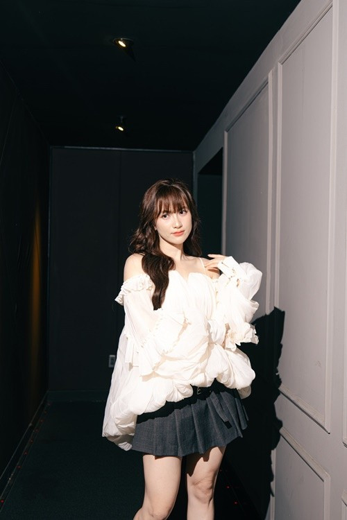 Là con gái lớn và có điều kiện kinh tế tốt hơn trước, cô chia sẻ với gia đình những việc quan trọng, thỉnh thoảng hỗ trợ họ hàng khi cần. "Tôi không áp lực hay thấy phải gánh vác gì cả", người đẹp nói.