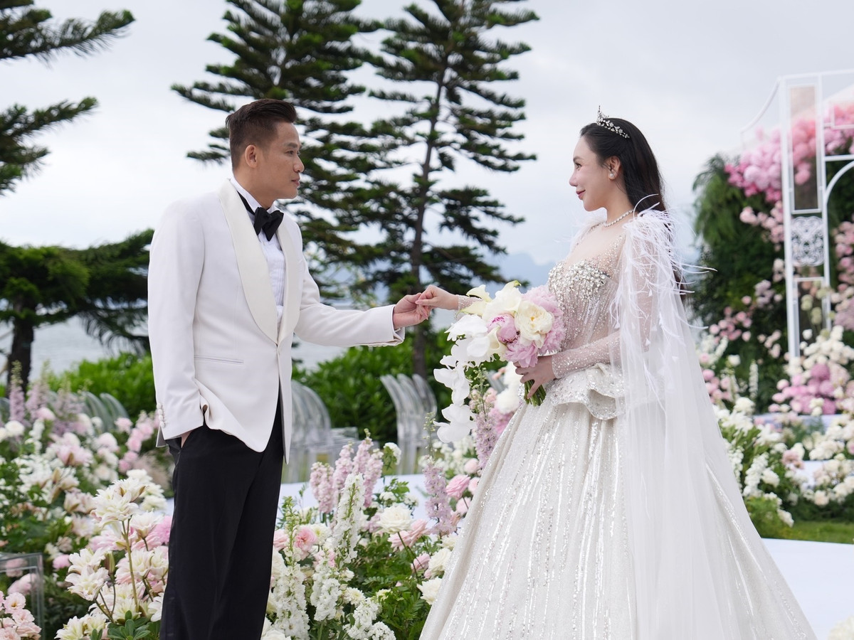 Theo Elle, cô dâu là ca sĩ nổi tiếng Hồ Quỳnh Hương, chú rể là doanh nhân Hoàng Công Thành. Cả hai đều theo đuổi lối sống thuần chay nhiều năm qua. Ảnh: FB Hồ Quỳnh Hương.