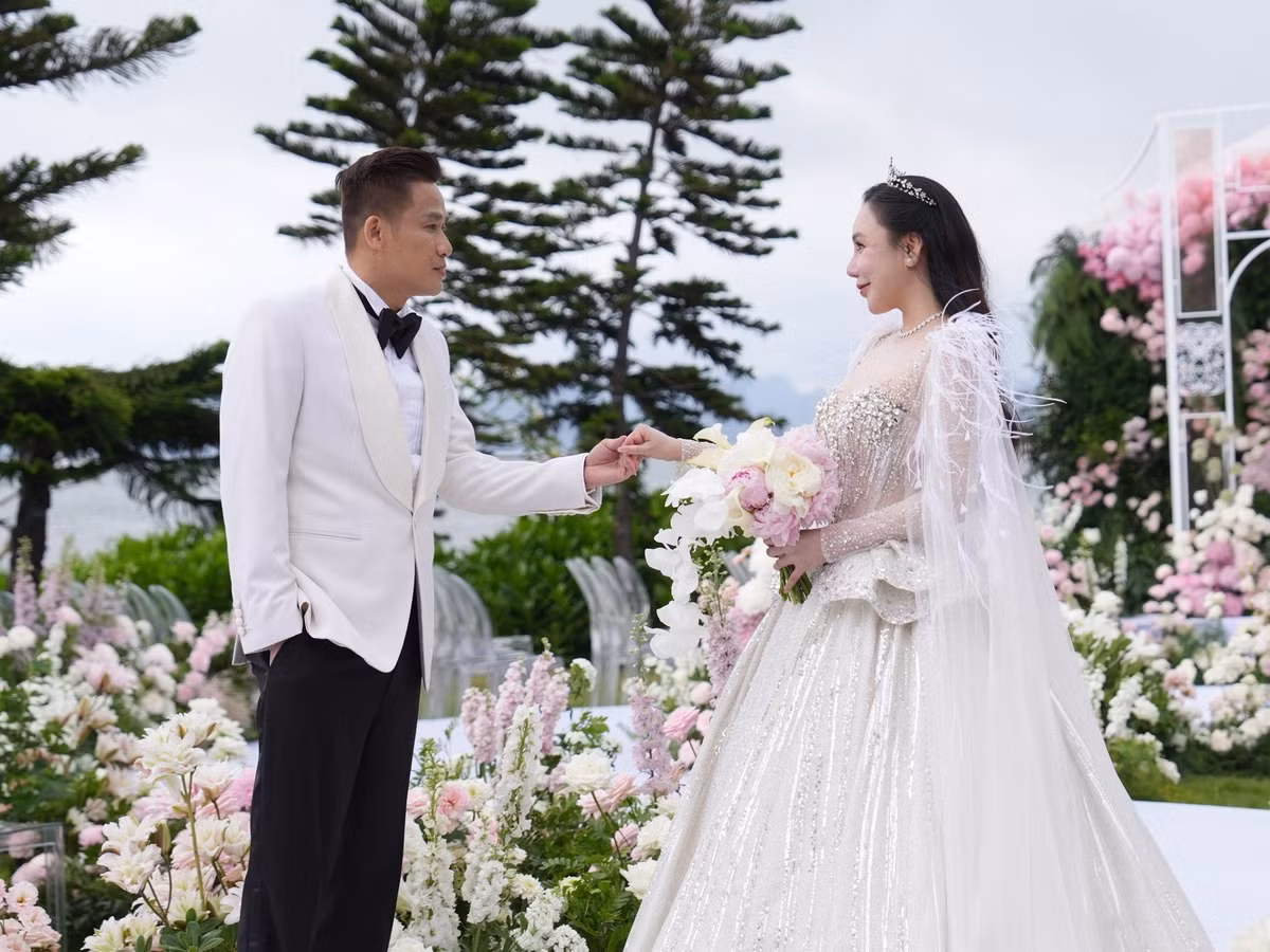 Theo Elle, cô dâu là ca sĩ nổi tiếng Hồ Quỳnh Hương, chú rể là doanh nhân Hoàng Công Thành. Cả hai đều theo đuổi lối sống thuần chay nhiều năm qua. Ảnh: FB Hồ Quỳnh Hương.