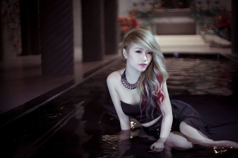 Ca sĩ MiA tên thật là Đặng Thị Tuyết Trinh, sinh năm 1991. Cô từng thuộc công ty quản lý của Ngô Thanh Vân. MiA từng gây chú ý khi thuộc đội hỗ trợ các thí sinh Rap Việt 2020 có phần trình diễn thăng hoa, tham gia chương trình Gương mặt thân quen 2019. Ảnh: FB MiA.