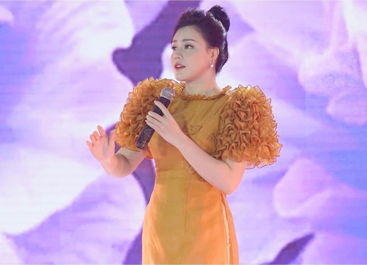 Nữ ca sĩ Thuỵ Miên, giải Nhì dòng nhạc Dân gian Sao mai 2013 đóng góp 100 triệu từ thiện. Ảnh: FB Thuỵ Miên.