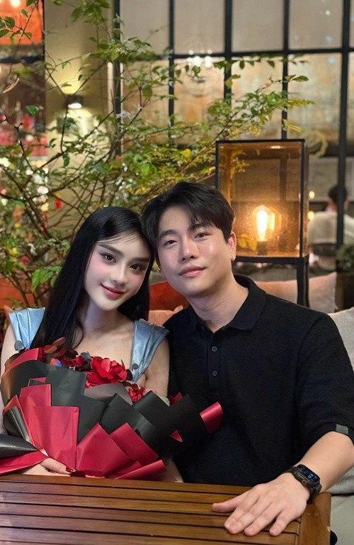 Dịp Valentine, Lâm Khánh Chi tiếp tục đăng tải hình ảnh ôm bó hoa hồng đỏ bên cạnh Bá Thành. Cô chia sẻ: “5 năm mới lại có một bó hoa hồng cho ngày 14/2. Hóa ra không phải mình không xứng đáng… Chỉ là chưa gặp đúng người. Cảm ơn anh đã xuất hiện”.