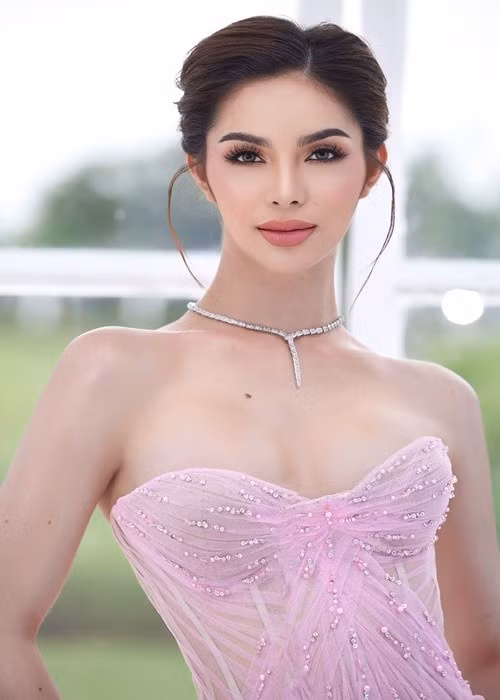 Mỹ nhân chuyển giới xinh đẹp như búp bê sống. Ảnh: FB Kirk.