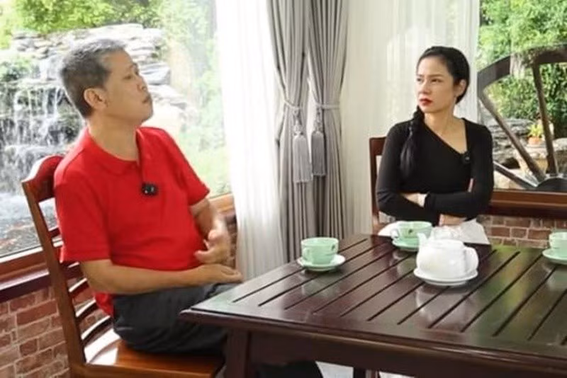 Tháng 7/2024, đạo diễn Phước Sang xuất hiện trong chương trình Thở đi con cùng diễn viên Việt Trinh. Ảnh: Thương Hiệu Pháp Luật.