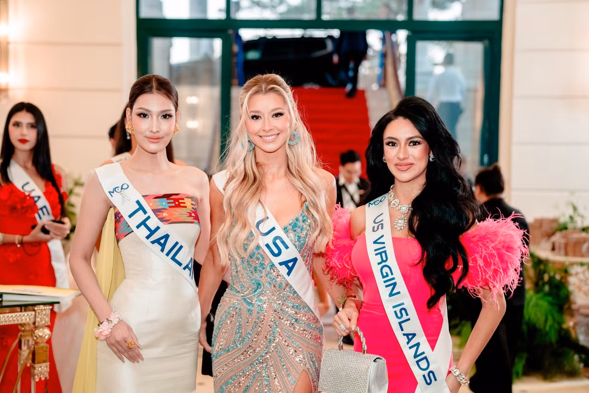 Trong phần ứng xử của top 2 chung cuộc, Yolina thuyết trình về dự án cộng đồng. Ảnh: Miss Cosmo.