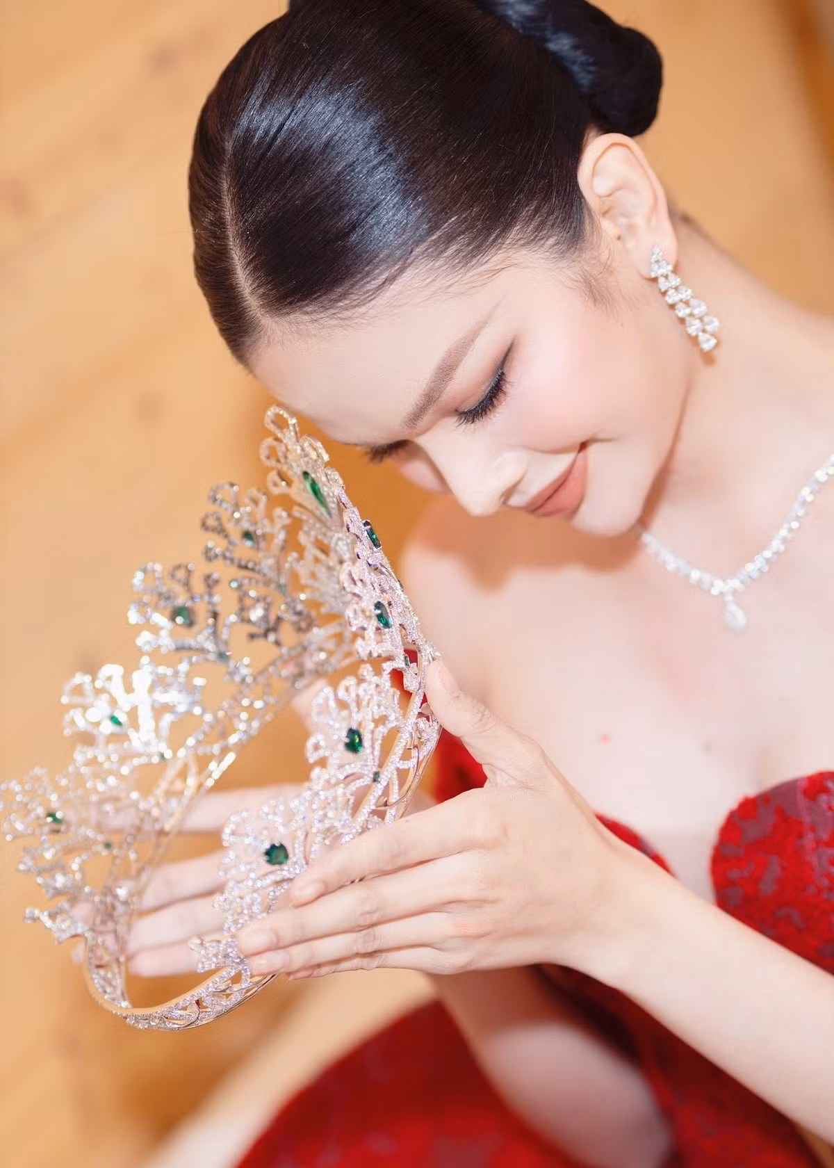 Hà Tâm Như gửi lời cảm ơn đến nhiều người, trong đó có Lê Hoàng Phương. “Chị Lê Hoàng Phương là người duy nhất chọn em ở vòng đầu tiên, là người đã nhìn thấy tiềm năng trong một cô gái chưa hoàn hảo. Chị không chỉ là một mentor nghiêm khắc mà còn là người đồng hành dịu dàng, luôn tin tưởng, luôn đẩy em về phía trước. Nếu trong hành trình vừa qua có lúc nào đó em khiến chị buồn lòng, em xin lỗi chị thật nhiều”, tân hoa hậu chia sẻ. Ảnh: FB Tâm Như.