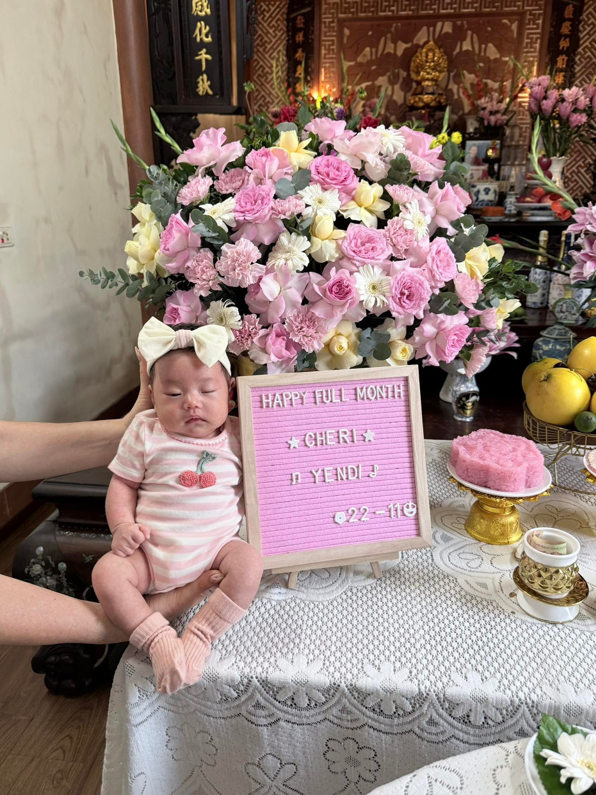 Vợ chồng Thái Trinh hé lộ hình ảnh con gái trong tiệc đầy tháng.