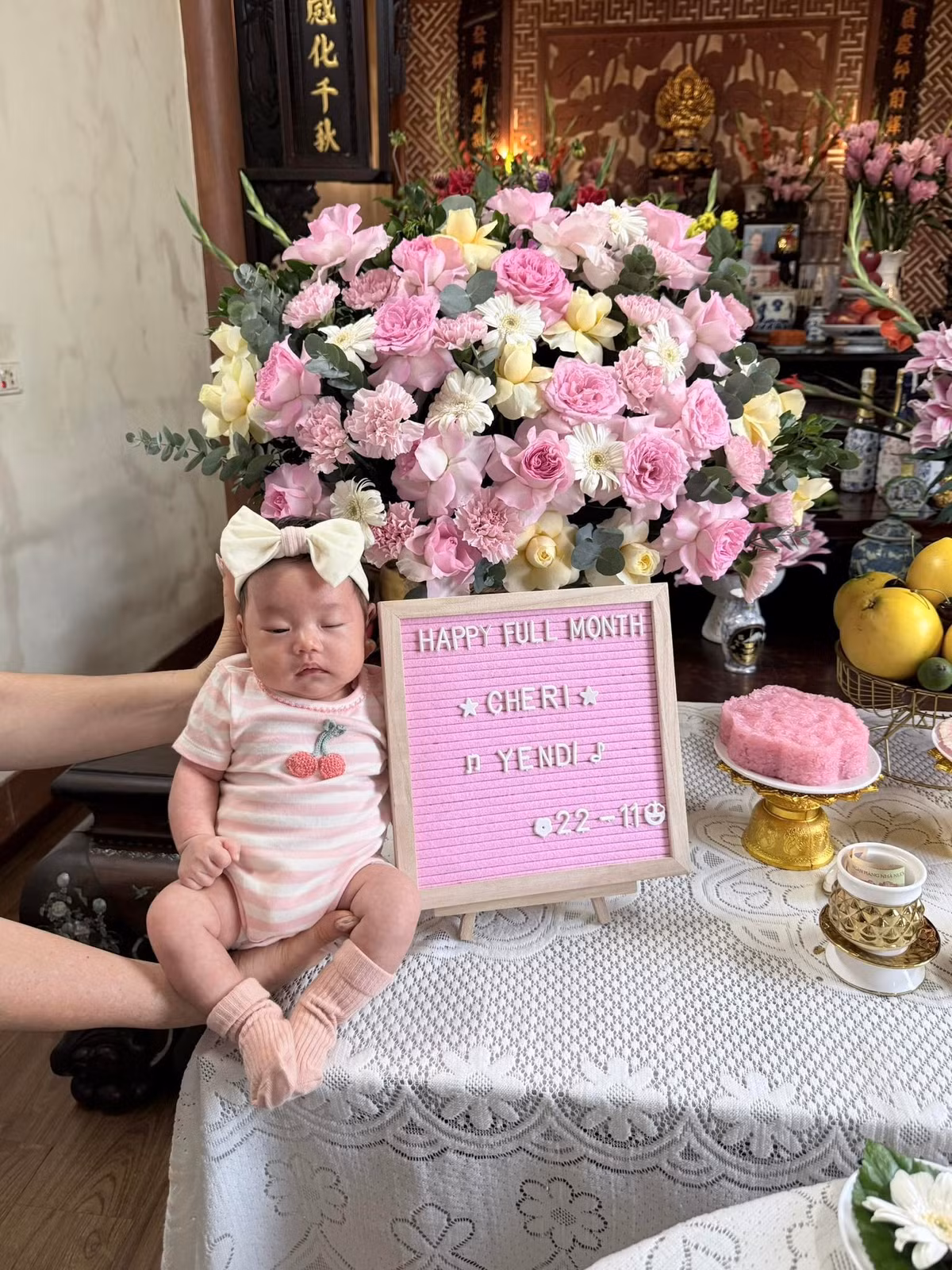 Vợ chồng Thái Trinh hé lộ hình ảnh con gái trong tiệc đầy tháng.