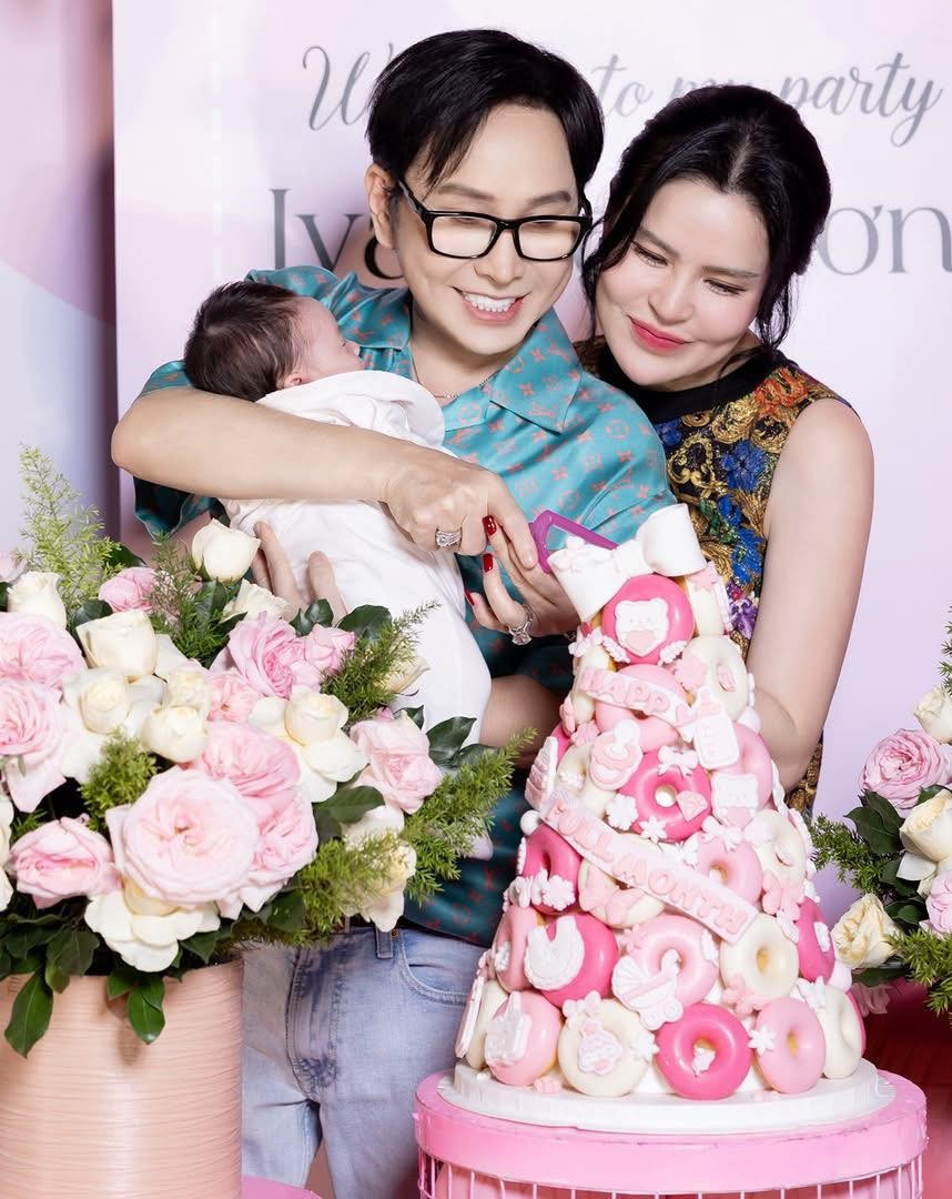 Vũ Luân từng chia sẻ, từ khi có con gái, cuộc sống của anh trở nên bình yên và ấm áp hơn. Những khoảnh khắc chăm sóc con mỗi ngày mang lại cho nam nghệ sĩ niềm hạnh phúc giản dị. Ảnh: FB Phương Lê.