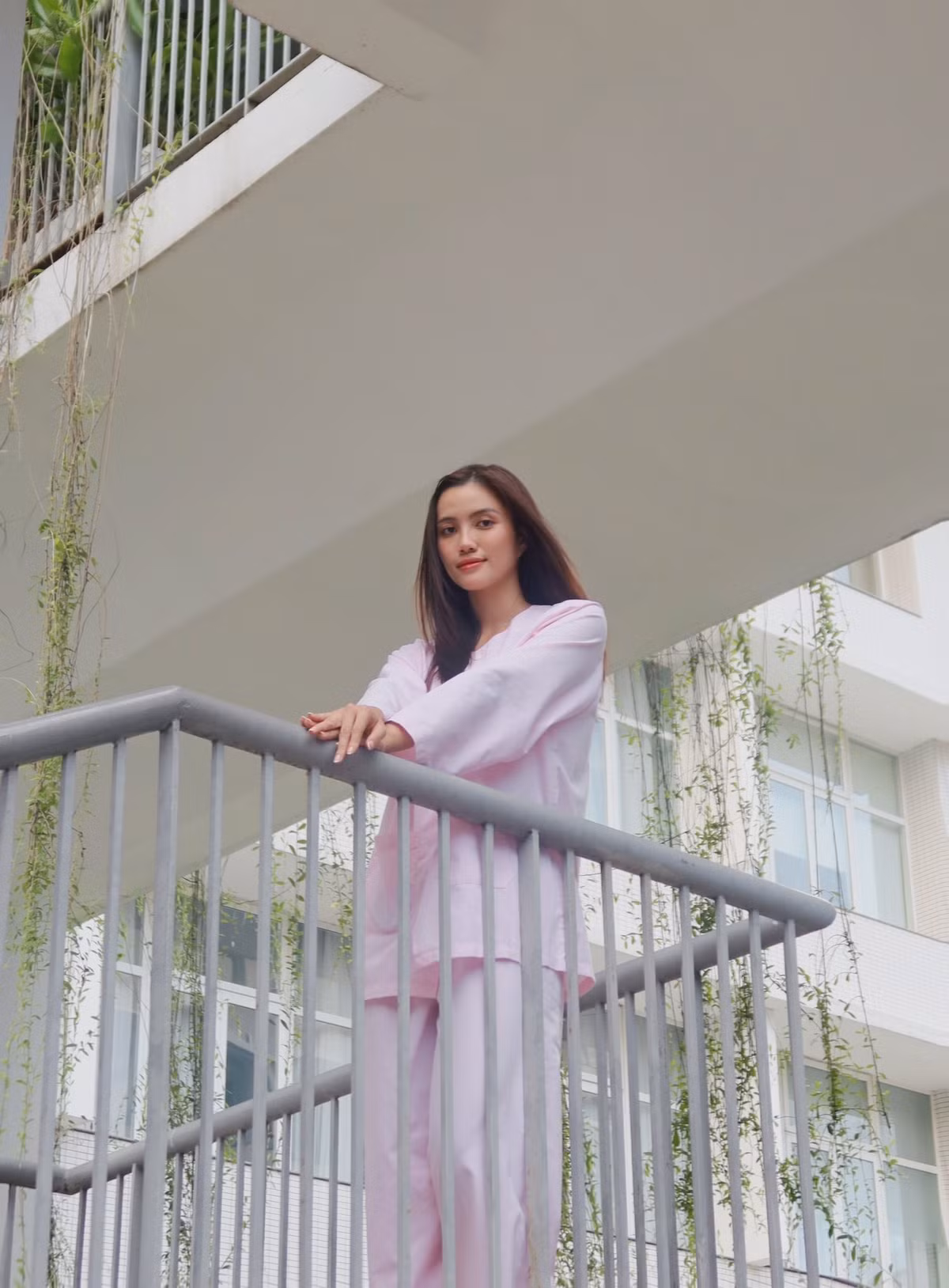 Người đẹp tiết lộ, cô có khối u trong ống sống ngoài tuỷ. Đó là lý do Minh Nhàn đau thắt lưng và tê chân trái. Ảnh: FB Minh Nhàn.