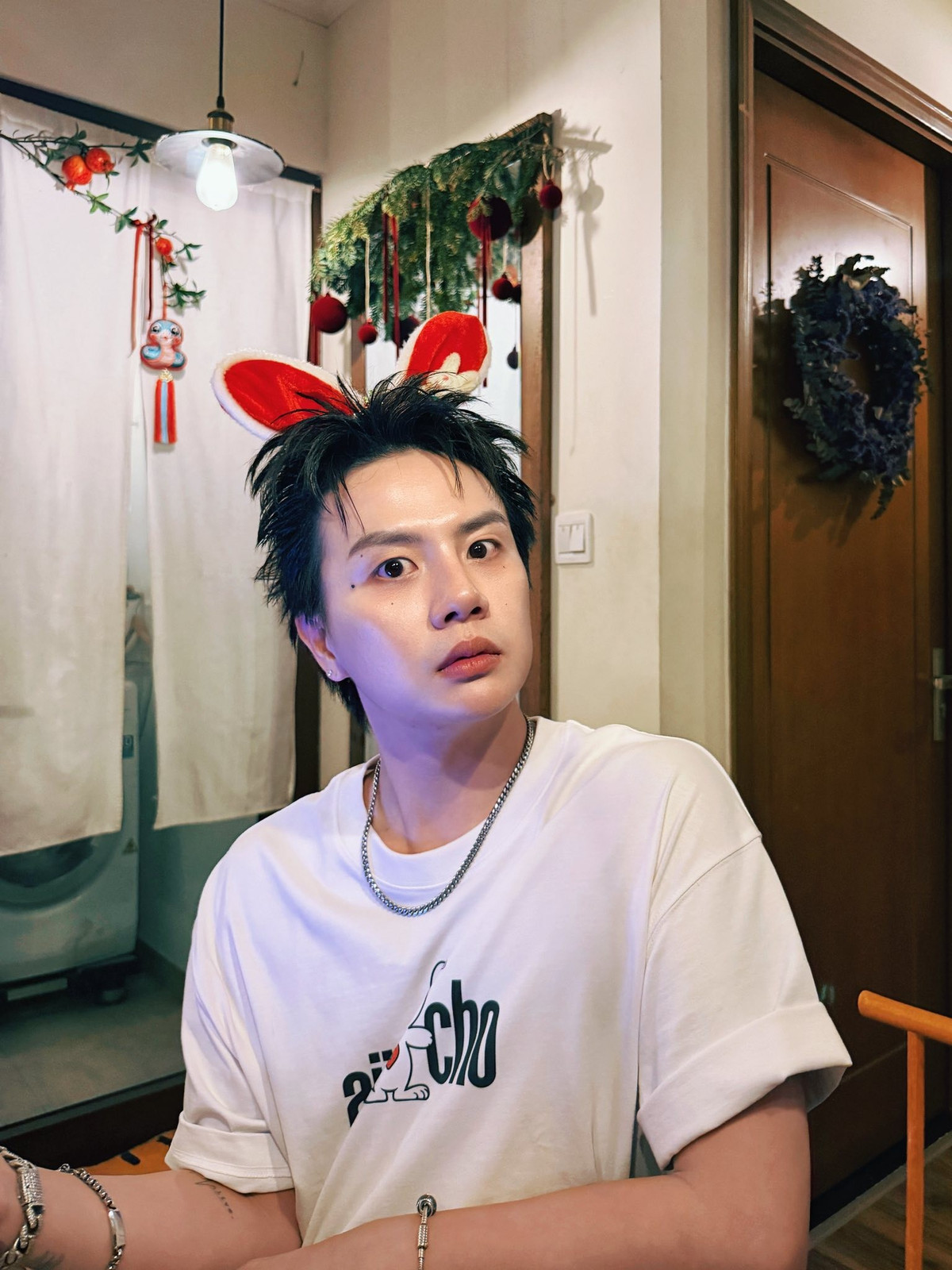 Duy Khánh ăn mặc đơn giản đón ngày lễ bên hội bạn thân. Ảnh: FB Jun Phạm.