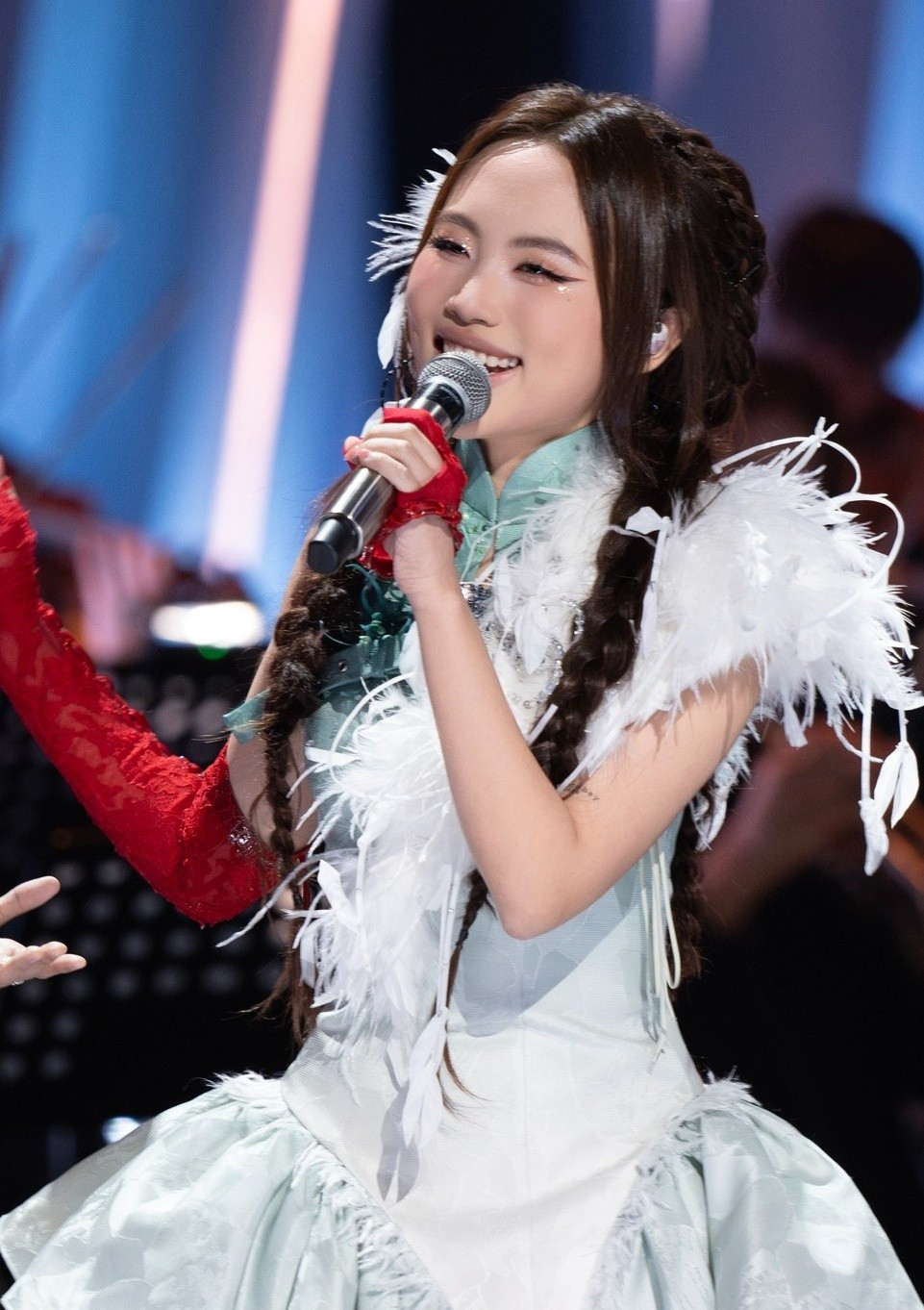 Trong bán kết 1 Sing! Asia 2025, Phương Mỹ Chi- Khả Lâu là một trong năm cặp thí sinh tranh tài. Hai nữ ca sĩ thể hiện ca khúc Tuý âm và Lục hải vi vương. Phương Mỹ Chi hát Lục hải vi vương bằng tiếng Việt, Khả Lâu thể hiện Túy âm bằng tiếng Trung. Ảnh: FB Phương Mỹ Chi.