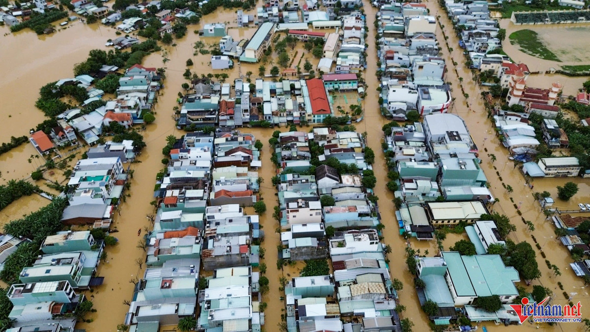 Tại xã Đại Lộc, mưa lớn kết hợp thủy điện xả lũ khiến nhiều khu vực ngập sâu. Tuyến ĐT609 từ xã Hòa Vang đi Đại Lộc bị chia cắt, giao thông ách tắc. Người dân vùng ngập chủ động hỗ trợ nhau di dời tài sản và vật nuôi đến nơi cao ráo, an toàn.