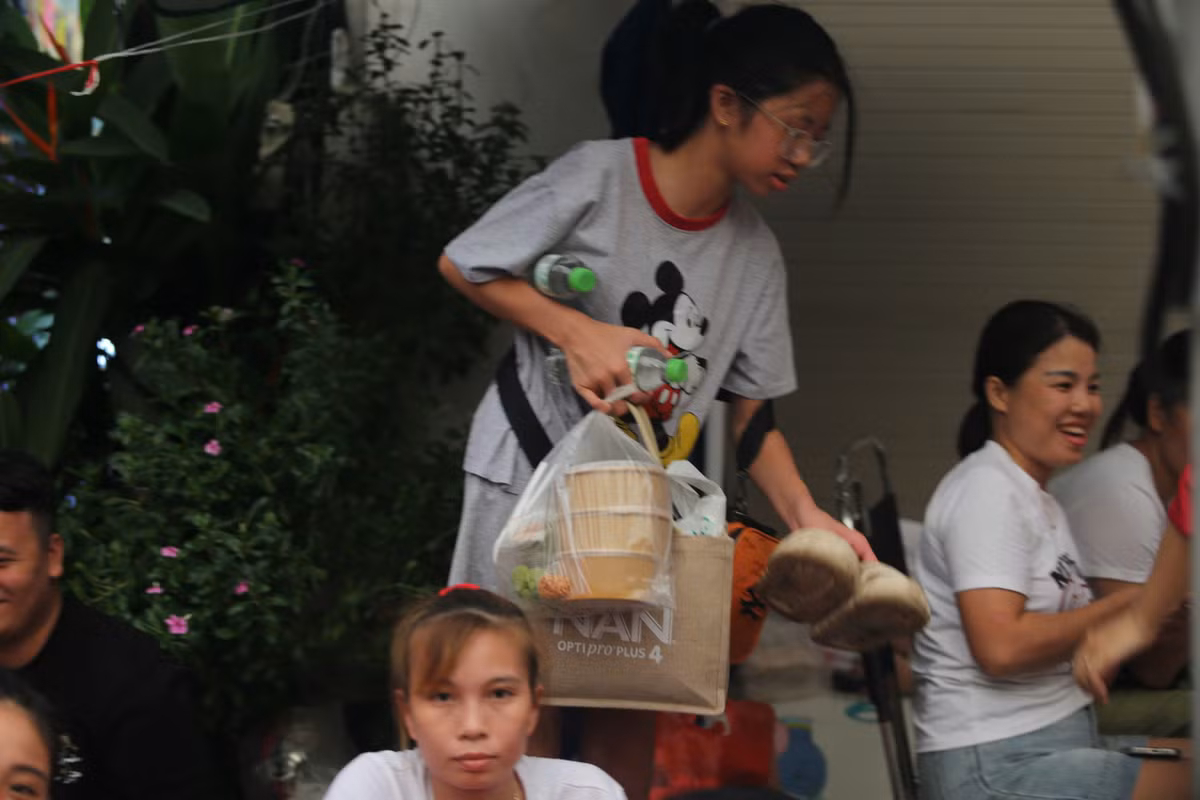 Do chờ đợi trong nhiều giờ đồng hồ, không ít người đã chuẩn bị nhiều đồ ăn, thức uống để đảm bảo sức khỏe.