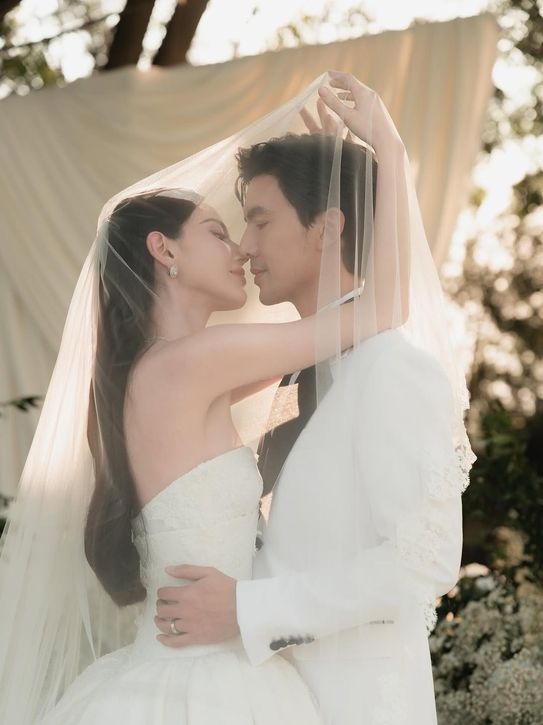 Hôn lễ của cặp sao Thái Lan Mai Davika - Ter Chantavit được tổ chức kín đáo vào ngày 9/11/2025, trong không gian riêng tư với sự hiện diện của gia đình và những người bạn thân thiết hai bên. Ảnh: Instagram Mai Davika.