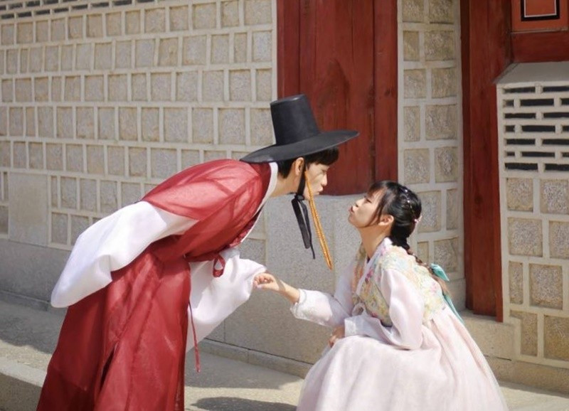 Hoàng Dũng tiết lộ, anh và Khánh Linh đã kết hôn từ 6 năm trước. Nam ca sĩ cho biết nhân dịp 8/3, anh muốn chia sẻ với mọi người về người phụ nữ đặc biệt luôn đồng hành bên mình.