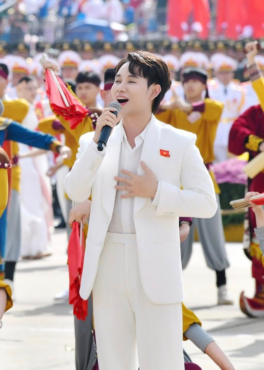 Ngày 2/9 vừa qua, tại Quảng trường Ba Đình lịch sử, trong chương trình nghệ thuật kết thúc Lễ kỷ niệm, diễu binh, diễu hành 80 năm Quốc khánh, Trúc Nhân là một trong những nghệ sĩ biểu diễn. Ảnh: FB Trúc Nhân.