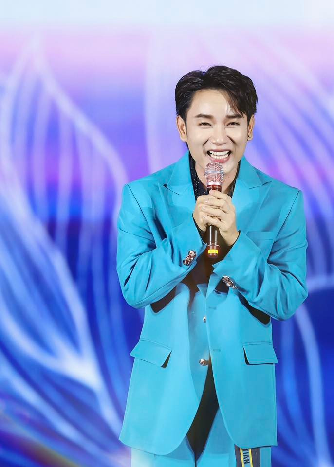 Nam ca sĩ bước từ cuộc thi Giọng hát Việt 2012, được đánh giá có giọng hát nội lực và phong cách âm nhạc biến hoá đa dạng. Ảnh: FB Trúc Nhân.