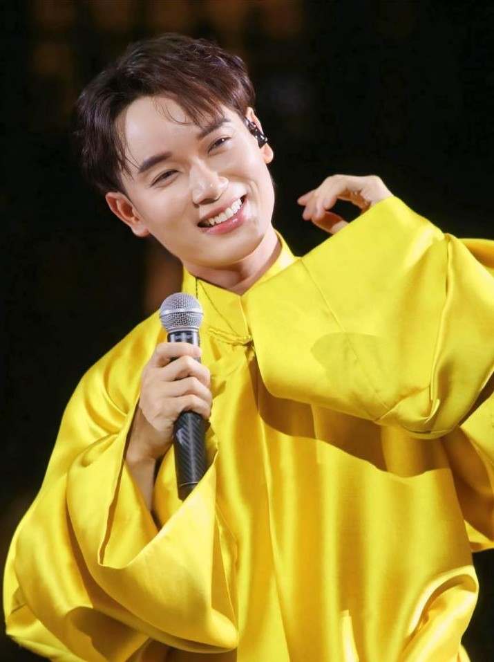 Tên tuổi của Trúc Nhân gắn liền với các bài hát như Thật bất ngờ, Bốn chữ lắm, Ngồi hát đỡ buồn, Người ta có thương mình đâu, Sáng mắt chưa. Ảnh: FB Trúc Nhân.