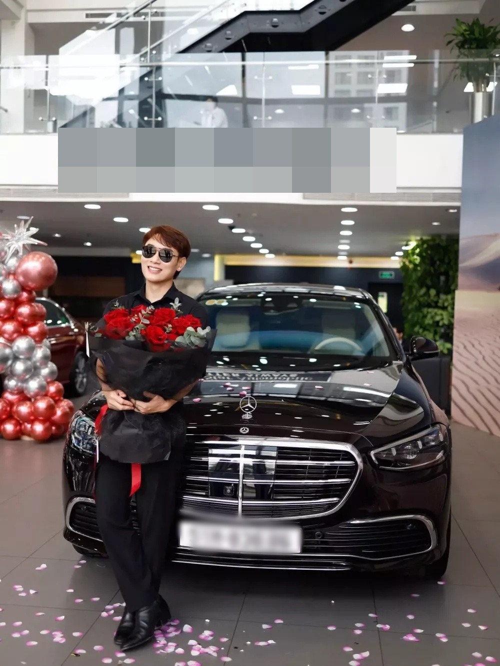 Trúc Nhân vừa tậu xe sang Mercedes-Benz S450L hơn 5 tỷ đồng. Ảnh: Thanh Niên Việt.