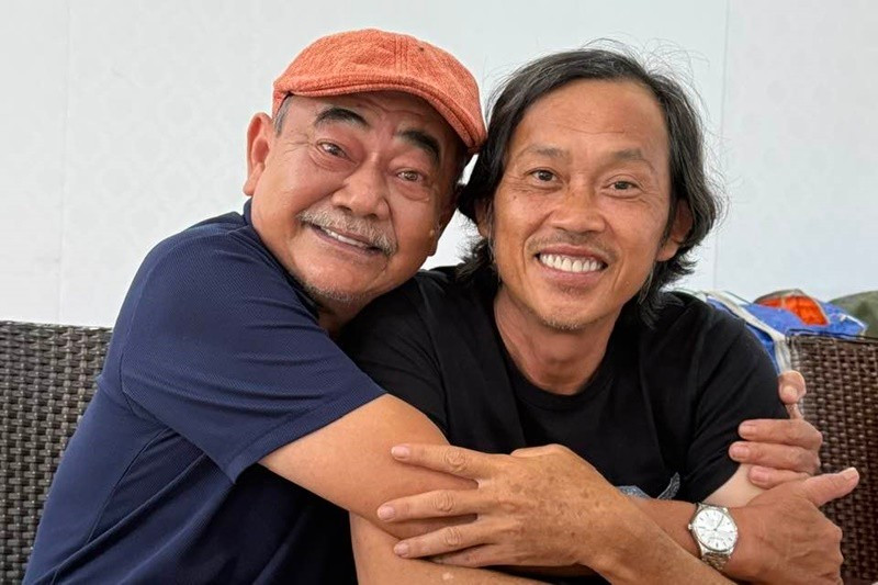 NSND Việt Anh đăng tải hình ảnh ôm chầm Hoài Linh khi quay phim chung cách đây không lâu. Ảnh: FB NSND Việt Anh.