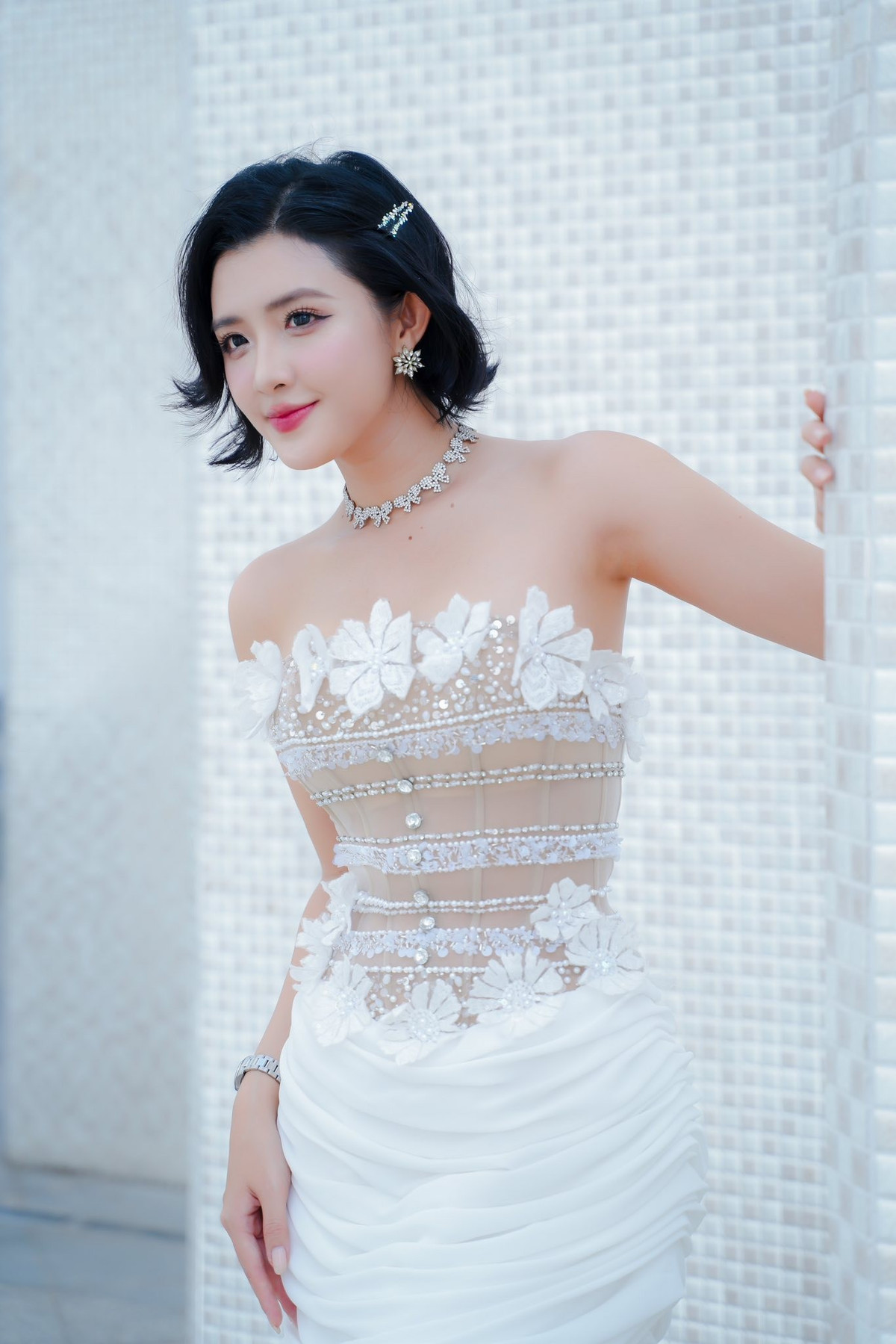 Theo Vietnamnet, Quản Hân là thủ khoa đầu ra khóa Diễn viên đầu tiên của Đại học Sân khấu Điện ảnh TPHCM. Cô đóng các phim: Trái tim bất hạnh, Ngôi nhà trăm tỷ năm 2025.