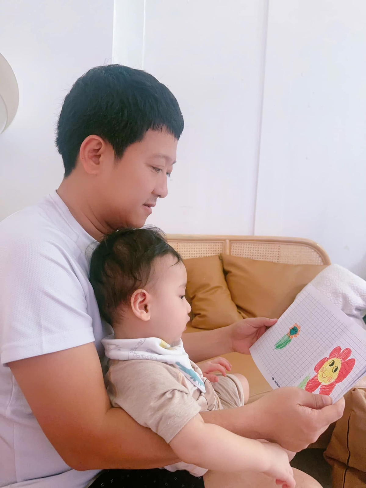 Trường Giang và hai con quấn quýt không rời khiến Nhã Phương 'than thở' bị chồng con cho ra rìa. Ảnh: FB Trường Giang.