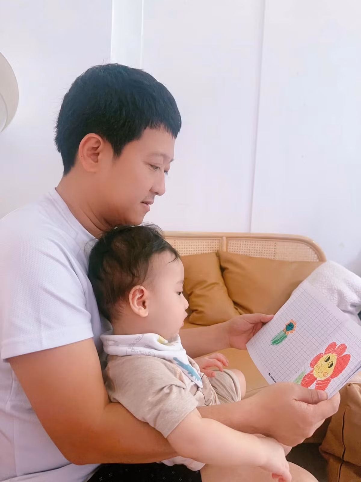 Trường Giang và hai con quấn quýt không rời khiến Nhã Phương 'than thở' bị chồng con cho ra rìa. Ảnh: FB Trường Giang.