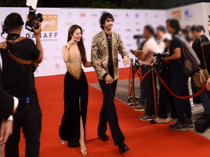 Nữ diễn viên khoác tay người tình màn ảnh Ấn Độ trên thảm đỏ. Ảnh: FB Khả Ngân.