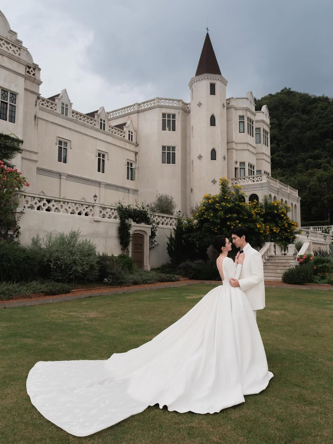 Giữa tháng 6/2025, Ter Chantavit cầu hôn Mai Davika tại nhà riêng, trao cho nữ diễn viên chiếc nhẫn kim cương 15 carat. Sau đó, cặp đôi thực hiện bộ ảnh cưới đẹp như trong truyện cổ tích. Ảnh: Instagram Mai Davika.