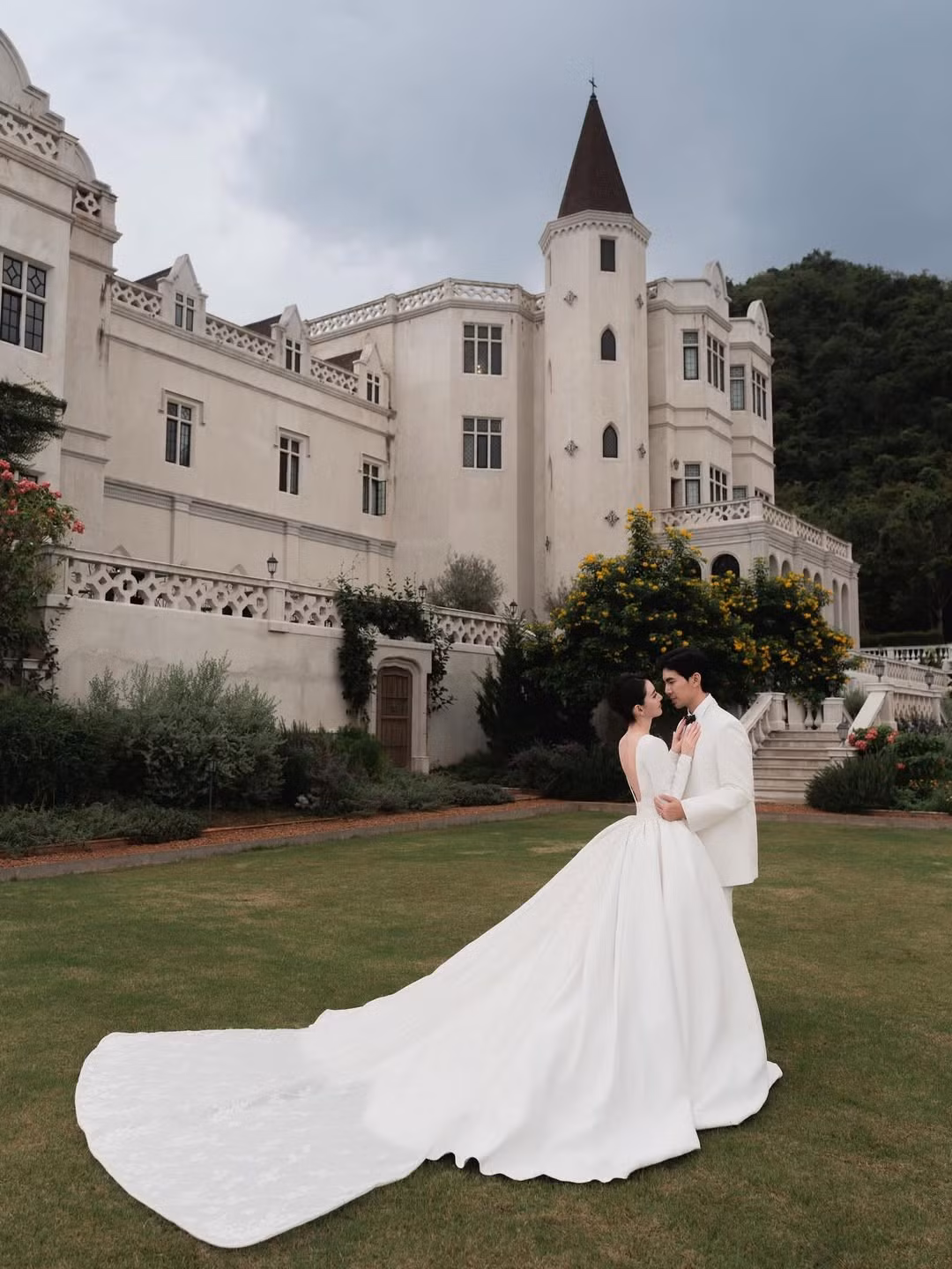 Giữa tháng 6/2025, Ter Chantavit cầu hôn Mai Davika tại nhà riêng, trao cho nữ diễn viên chiếc nhẫn kim cương 15 carat. Sau đó, cặp đôi thực hiện bộ ảnh cưới đẹp như trong truyện cổ tích. Ảnh: Instagram Mai Davika.