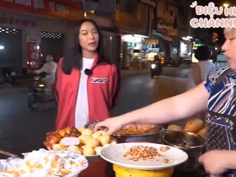 Nữ diễn viên thường để lộ thân hình nặng nề khi quay các clip ăn uống vào tháng 6 và 7/2021. Từ tháng 9/2021, Diệu Nhi có những dấu hiệu của bà mẹ bỉm sữa như mái tóc mỏng đi, vòng một nở nang. Đối với mặt những đồn đoán, Diệu Nhi giữ im lặng. Ảnh: Vietnamnet.